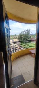 2 bedrooms furnished houses in Mwea的客房设有一个享有田野美景的阳台。