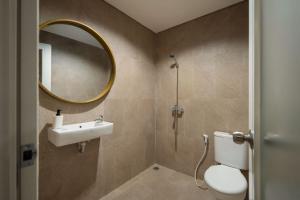 雅加达Cove Art Living的一间带水槽、卫生间和镜子的浴室