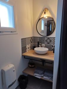 拉特斯特德布赫La Caza Cozy的一间带水槽和镜子的浴室