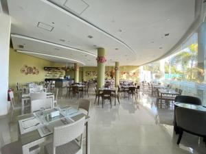 Lapu Lapu CityWinrich Hotel的餐厅内带桌椅的用餐室