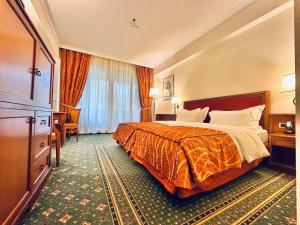 阿祖加卢克斯花园酒店 的酒店客房设有一张床和一个大窗户