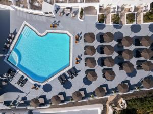 费拉桑托瑞尼酒店的享有度假村游泳池的顶部景致