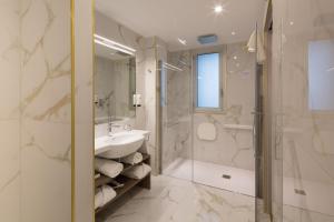 米兰Hotel Nasco的一间带水槽和淋浴的浴室