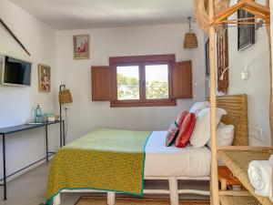 圣何塞德萨塔莱阿Hostal Mar y Sal的一间卧室配有双层床和窗户。