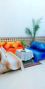 拉巴特Riad Diafa的一张带色彩缤纷的枕头和桌子的沙发