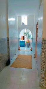 拉巴特Riad Diafa的走廊上铺着地毯,铺在瓷砖地板