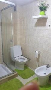 卡萨布兰卡Beautiful apartment in the city center的浴室配有卫生间、盥洗盆和淋浴。