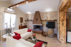 圣乔瓦尼·罗通多Villetta tra Mari e Monti by BarbarHouse的客厅配有白色沙发和壁炉