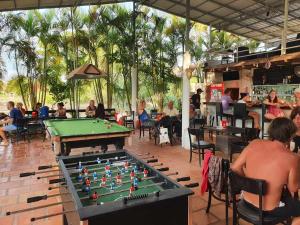 贡布Bohemiaz Resort and Spa Kampot的酒吧里有人坐的台球桌