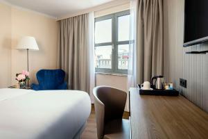 柏林NH酒店柏灵选帝侯大街店的酒店客房设有床和窗户。