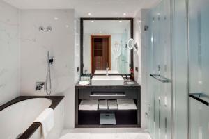 布达佩斯布达佩斯科维努斯凯宾斯基酒店的带浴缸、水槽和浴缸的浴室