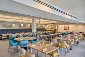 博伟公园Doubletree by Hilton Buena Park的大型用餐室配有桌椅