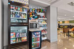 温彻斯特温彻斯特温德姆集团温盖特酒店的商店里装有食物和饮料的冰箱