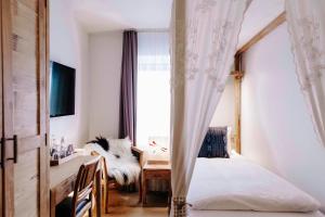 雷克雅未克艾加古斯米登酒店的一间卧室配有桌子、床和窗户