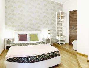 罗马Monti49 GuestHouse的一间卧室配有一张床,墙壁上覆盖着云彩。