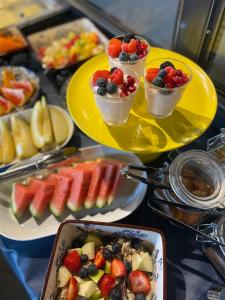 斯赫拉芬赞德格拉维酒店的桌上放有水果盘和甜点
