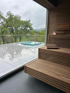 耶拿FAIR RESORT All Inclusive Wellness & Spa Hotel Jena的客房设有一个享有泳池美景的阳台。