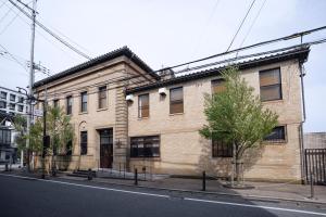 丰冈市Toyooka1925的街道边的大砖砌建筑