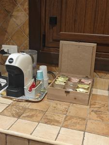 巴勒莫CASA MIKY的厨房柜台,配有搅拌机和一盒食物