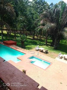 布兰太尔Ruby's Guesthouse Chigumula的一个带野餐桌和长凳的游泳池