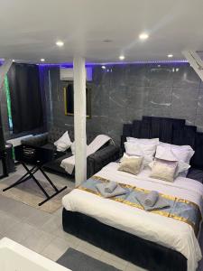 圣但尼Room & Jacuzzi - Stade de France的一间卧室配有两张床和钢琴