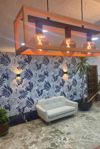 卡瓦尼亚斯Alda Cabanas Playa的客厅配有白色沙发和灯