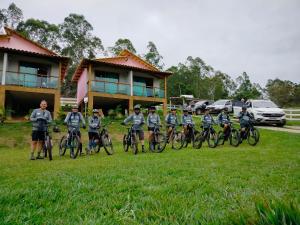 康塞桑-杜马图登特鲁Pousada Paudoro的一群人骑着自行车在草地上