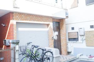 大阪OK house2 住吉大社Available for up to 8 people的停放在车库前的两辆自行车