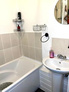 GoodmayesCrescent Apartment - Modern 1 Bedroom First Floor的带浴缸和盥洗盆的浴室