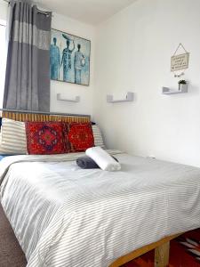 GoodmayesCrescent Apartment - Modern 1 Bedroom First Floor的一间卧室配有一张带红色枕头的大床