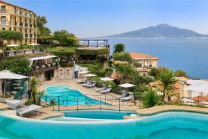 索伦托卡波迪蒙特大酒店的享有带游泳池和大海的度假胜地的景致