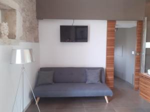 拉古萨Itria Palace的客厅配有蓝色的沙发和电视
