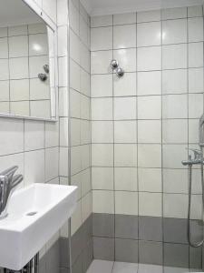 阿基奥斯基利考斯阿格里奥利克斯旅馆的白色的浴室设有水槽和淋浴。
