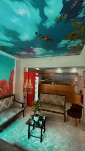 伊斯坦布尔İHVA HOTEL PİERRELOTİ的客厅的天花板上挂有鱼画