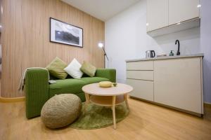 曼谷2 Bed 2 Bath / Luxury / 1 min walk to BTS Asok的客厅配有绿色沙发和桌子