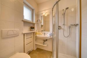 泰尔拉诺Das Landhaus的带淋浴卫生间和盥洗盆的浴室