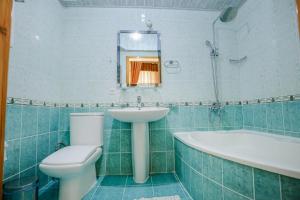 撒马尔罕Yangi Sharq的浴室配有卫生间、盥洗盆和浴缸。