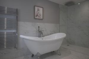 伯利Oak Lodge的白色浴室内的白色浴缸