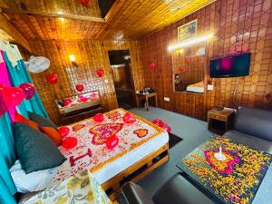 马拉里Hotel Hamta View Manali !! Top Rated & Most Awarded Property in Manali !!的一间卧室配有一张红色装饰的床。