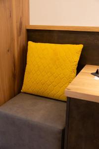 奥拉克里斯廷酒店的坐在长凳上的一个黄色枕头