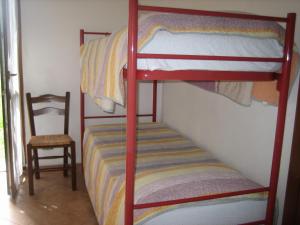 贝韦里诺卡萨利诺农家乐的一间卧室配有两张双层床和椅子