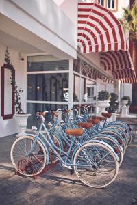 圣埃乌拉利亚Hotel Mongibello Ibiza的停在大楼前的一排自行车