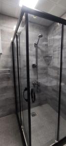 Karaköprü KöyüYOUR HOUSE Apart Otel的浴室里设有玻璃门淋浴