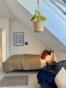 埃贝尔托夫特Ellens Have, lejlighed Beate的卧室配有一张天花板上盆栽的床铺