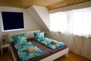 不莱梅Gemütliches Haus mit großem traumhaften Garten的小房间设有一张带两个枕头的沙发