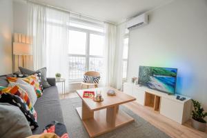 索非亚Modern Sunny & Airy APT in Business Area & Airport Parking spot的客厅配有沙发和桌子