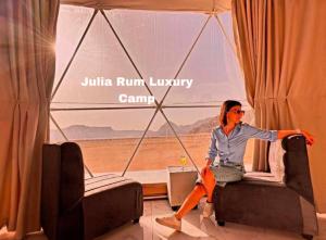 瓦迪拉姆Julia Rum Luxury Camp的坐在帐篷里椅子上的女人