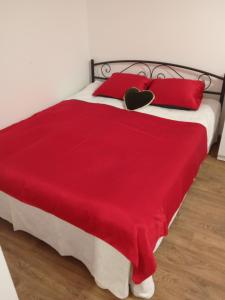 利沃夫Апартамент в Новобудові Стрийська Автовокзал的一间卧室配有红色的床和两个红色枕头