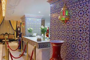 拉巴特Majliss Hotel Downtown的一间铺有蓝色和白色瓷砖的墙壁客房