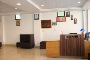 哈里瓦Hotel Prithvi Haridwar - Excellent Stay with Family, Parking Facilities的一间设有前台和椅子的等候室